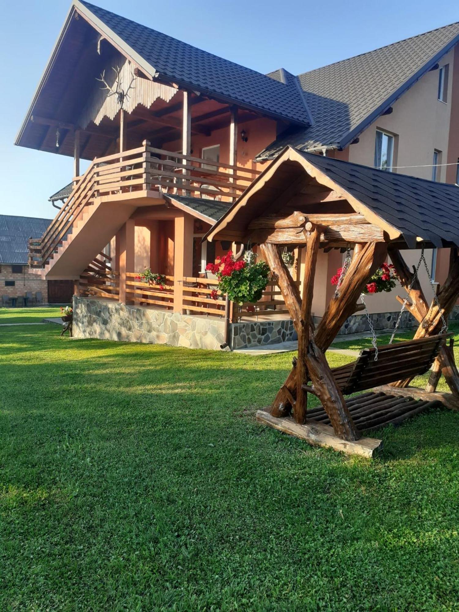 Pensiunea Martuca Surdesti  Exterior foto
